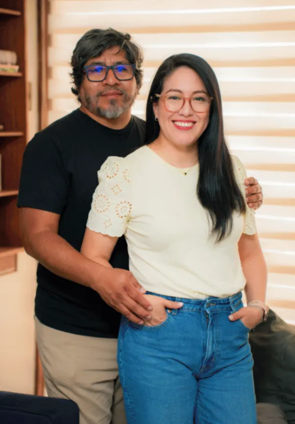 David y Ruth abrazados y sonriendo en su sala.